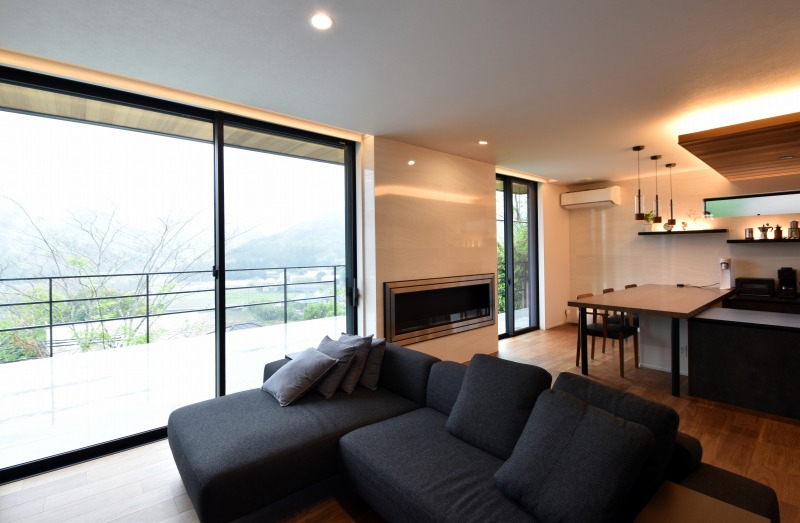 高台に建つ　絶景を楽しむシンプルモダン