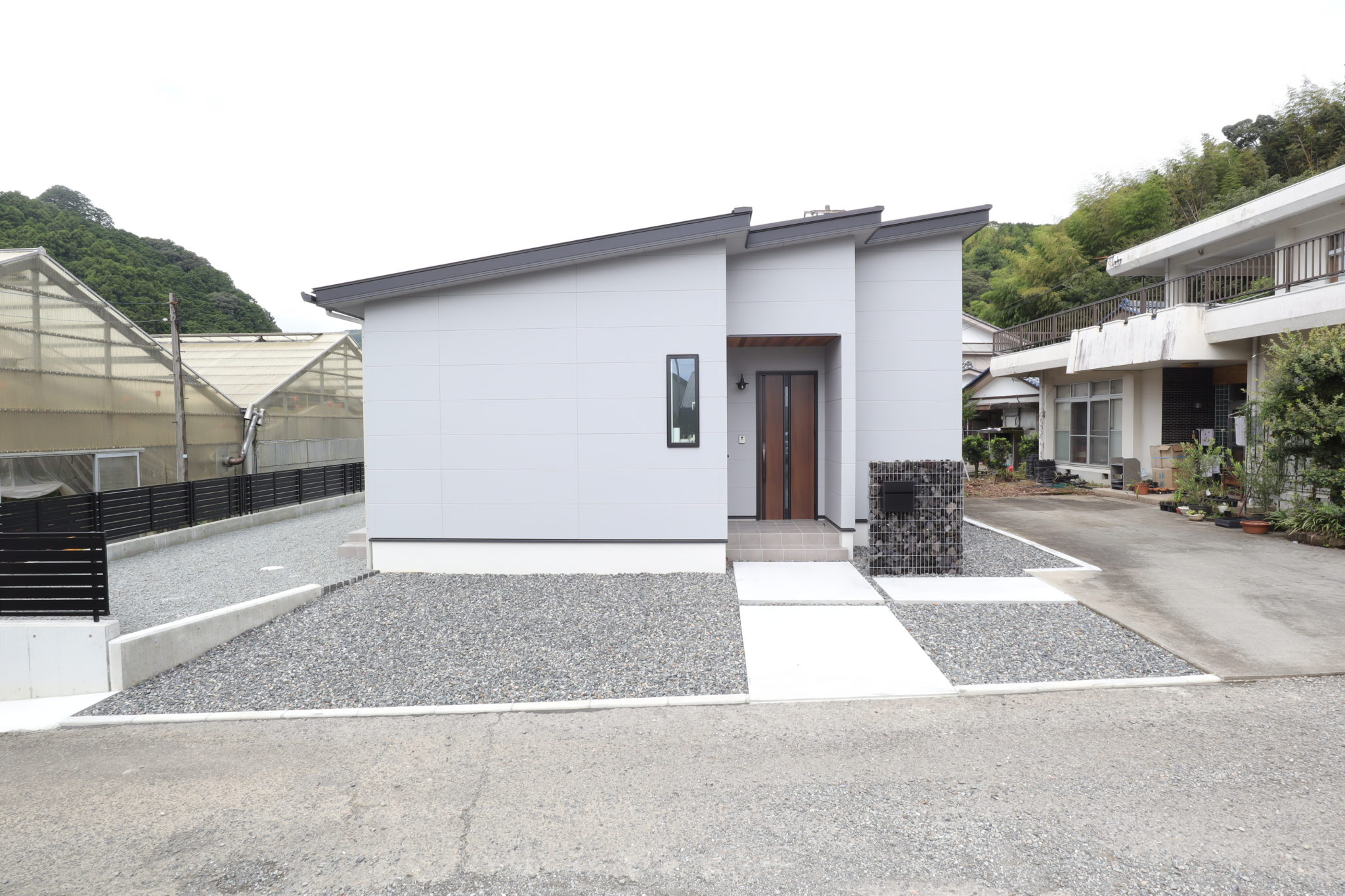 ガビオンが印象的な平屋の家