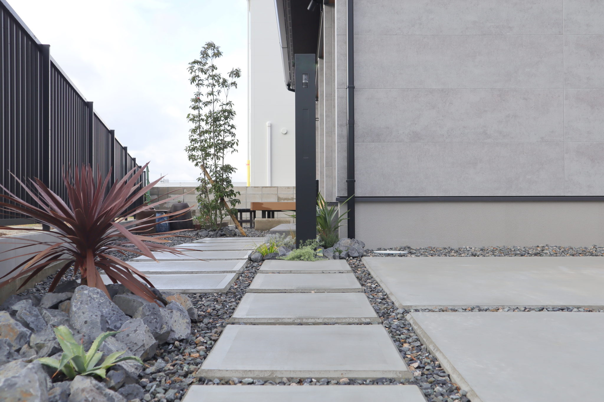 アプローチにこだわったモダンスタイルの家