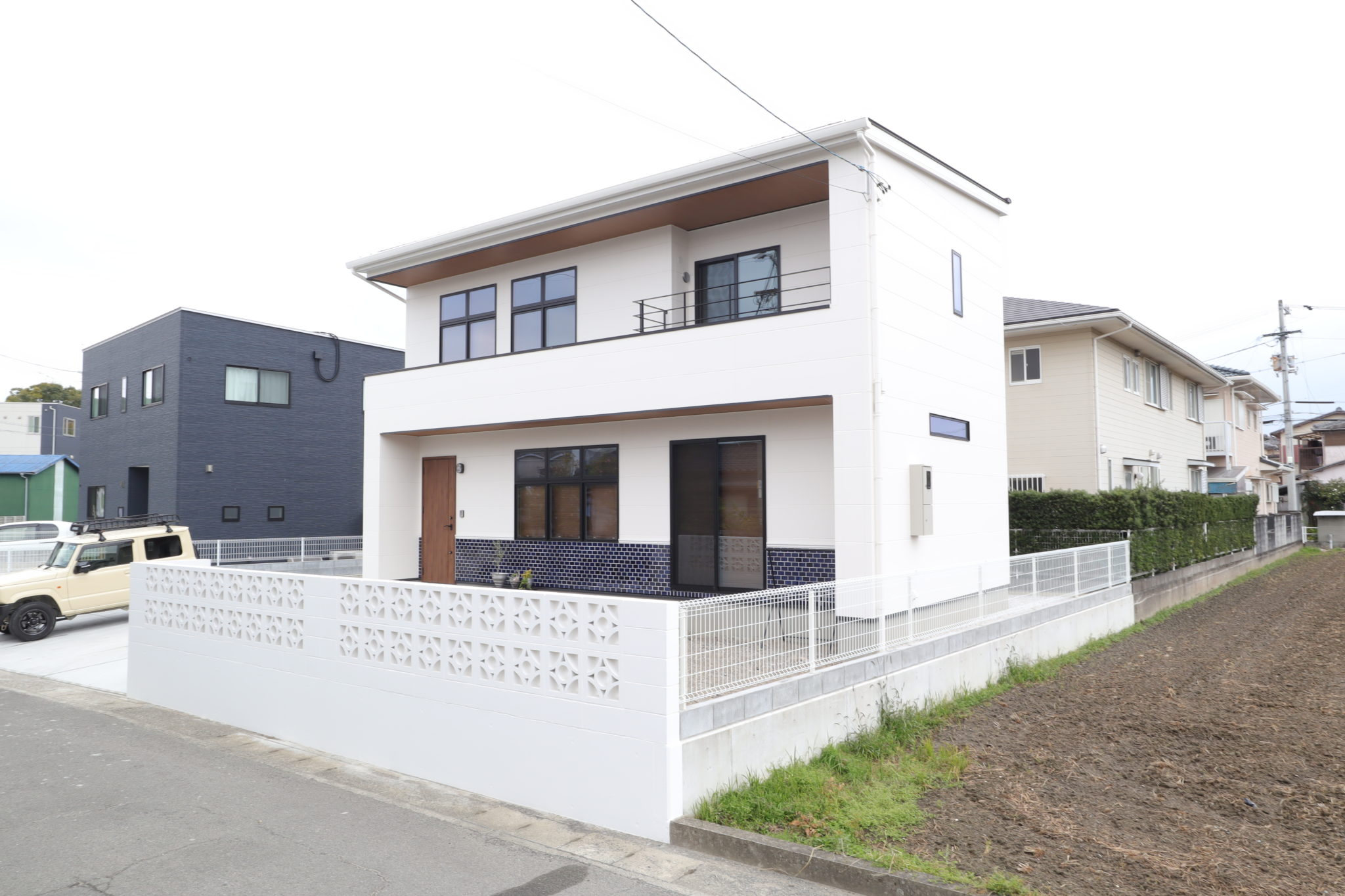 爽やかな花ブロックが映える家