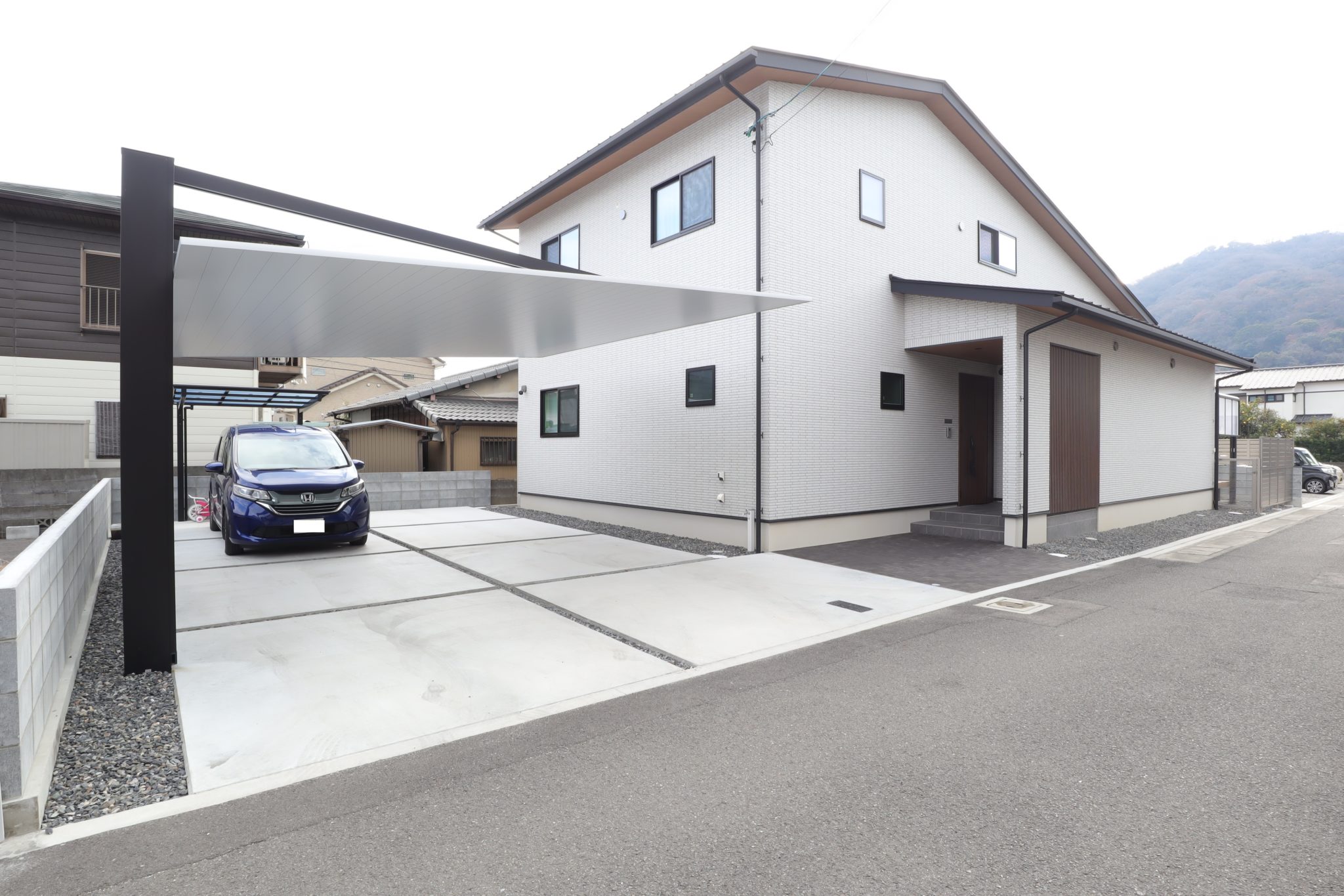 スタイリッシュなカーポートが目を引く家