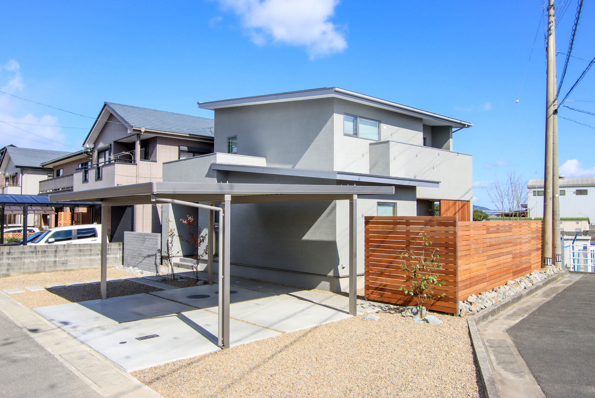 塗り壁と木格子が美しい家