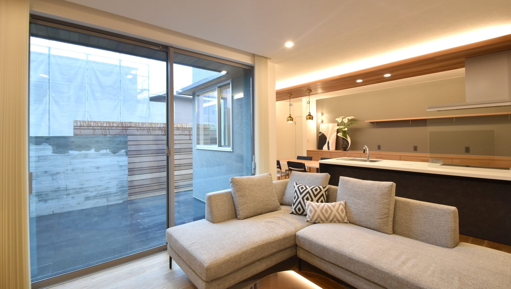 タイルテラスのある　平屋の住まい