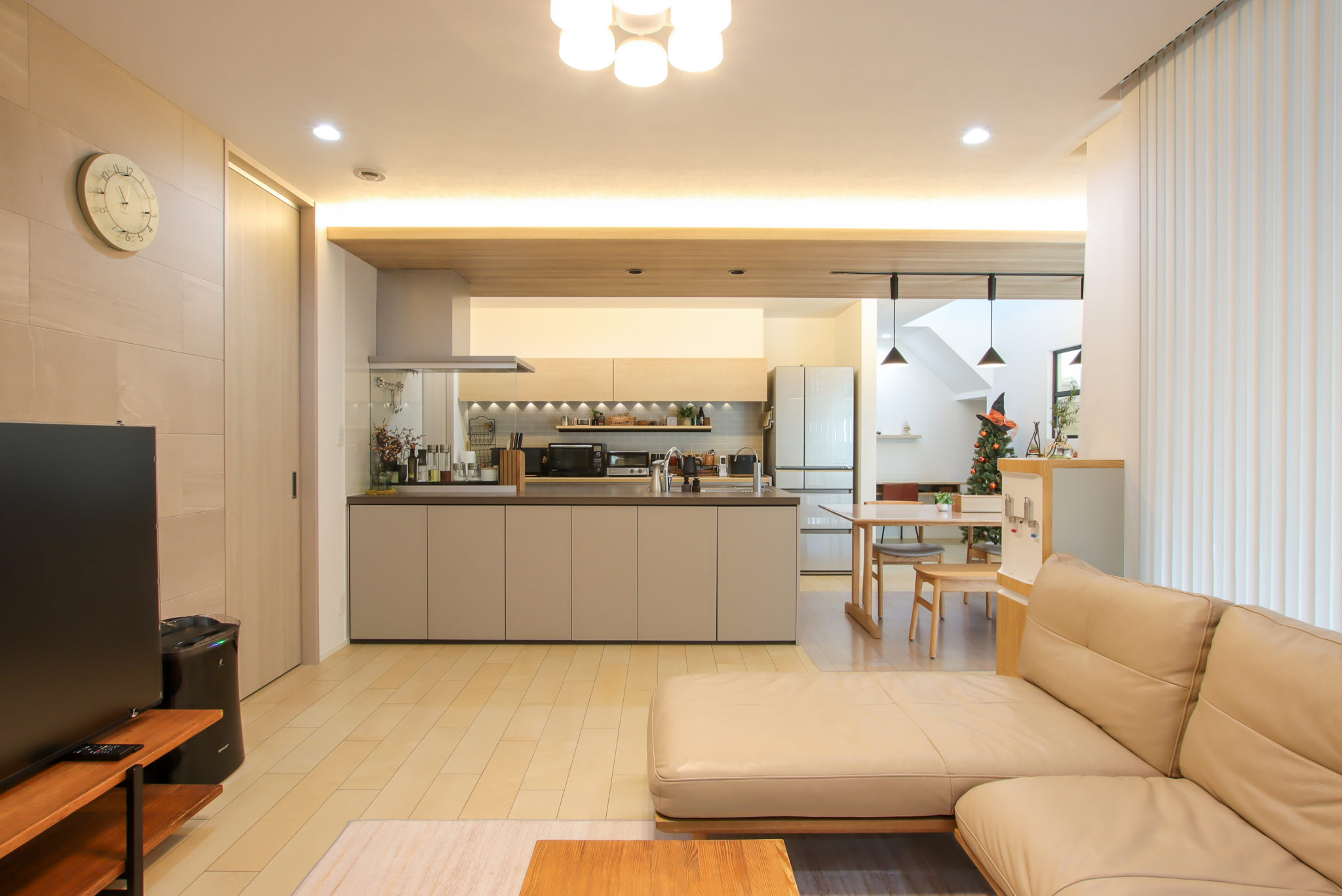 家族時間を育む 淡色インテリアの住まい