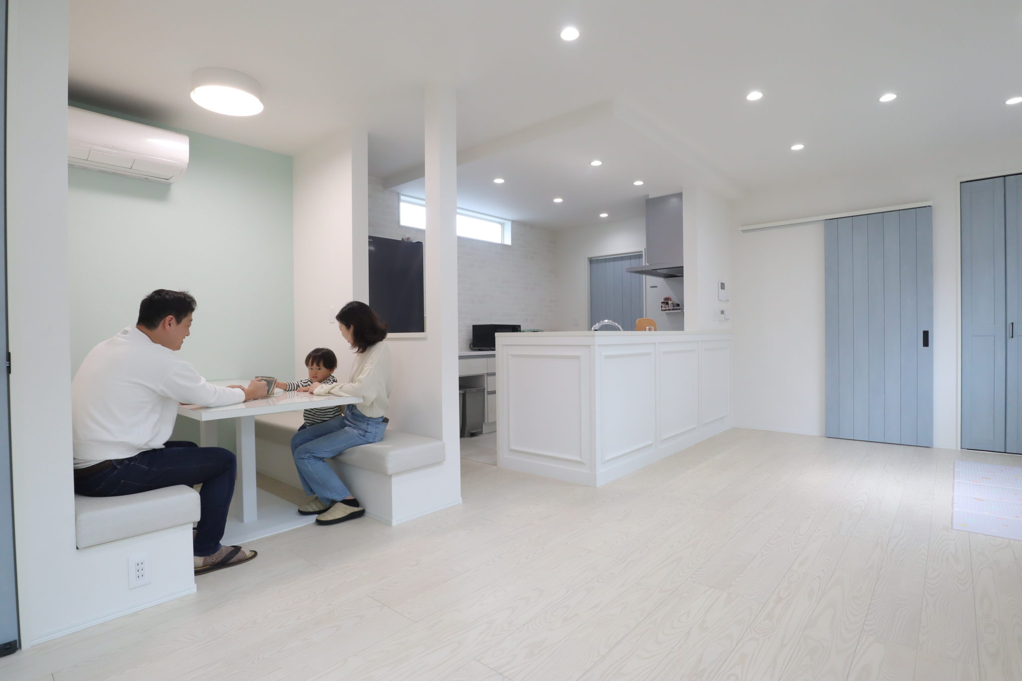 造作ベンチのある　爽やかな北欧テイストの家