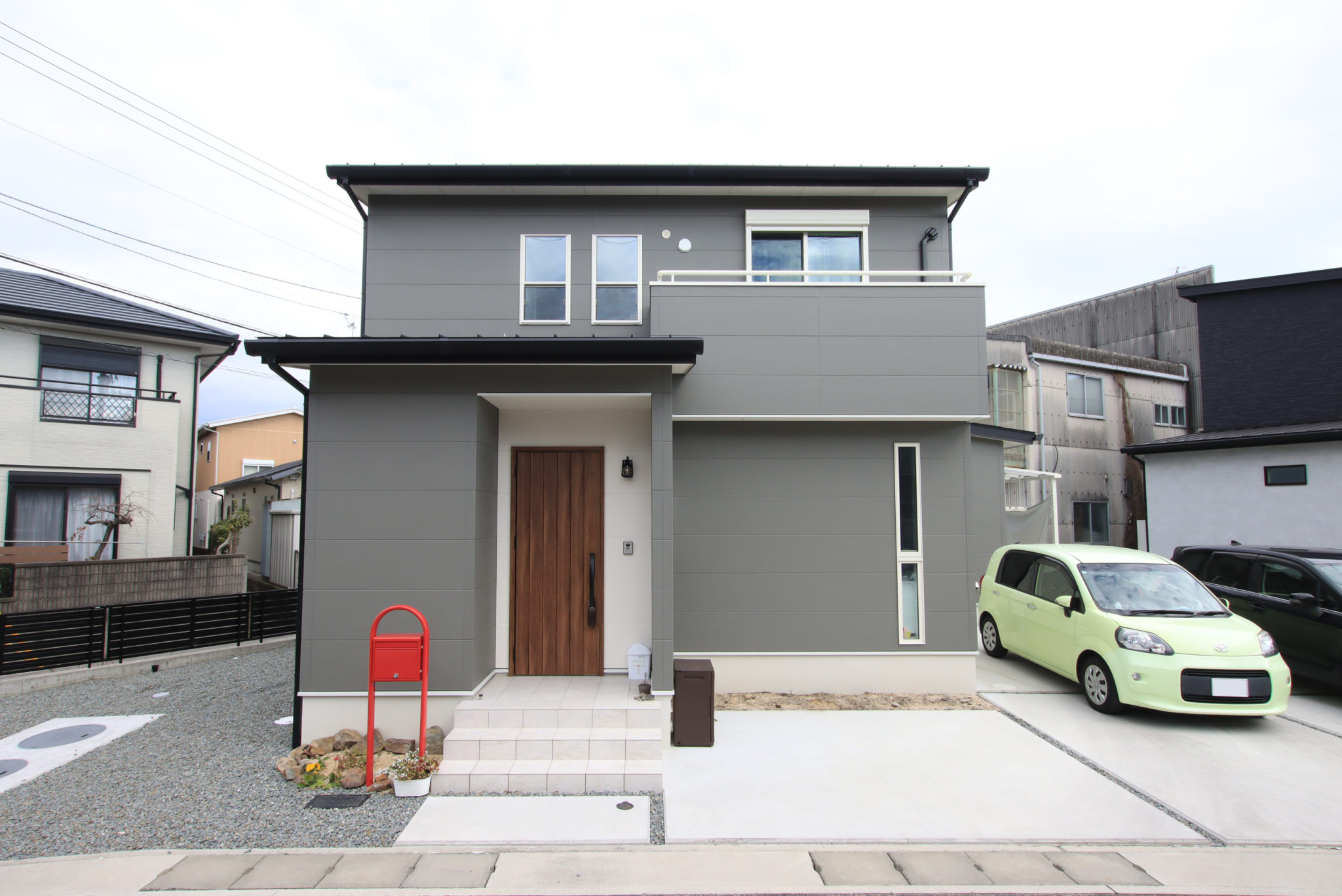 赤いポストが楽しい家