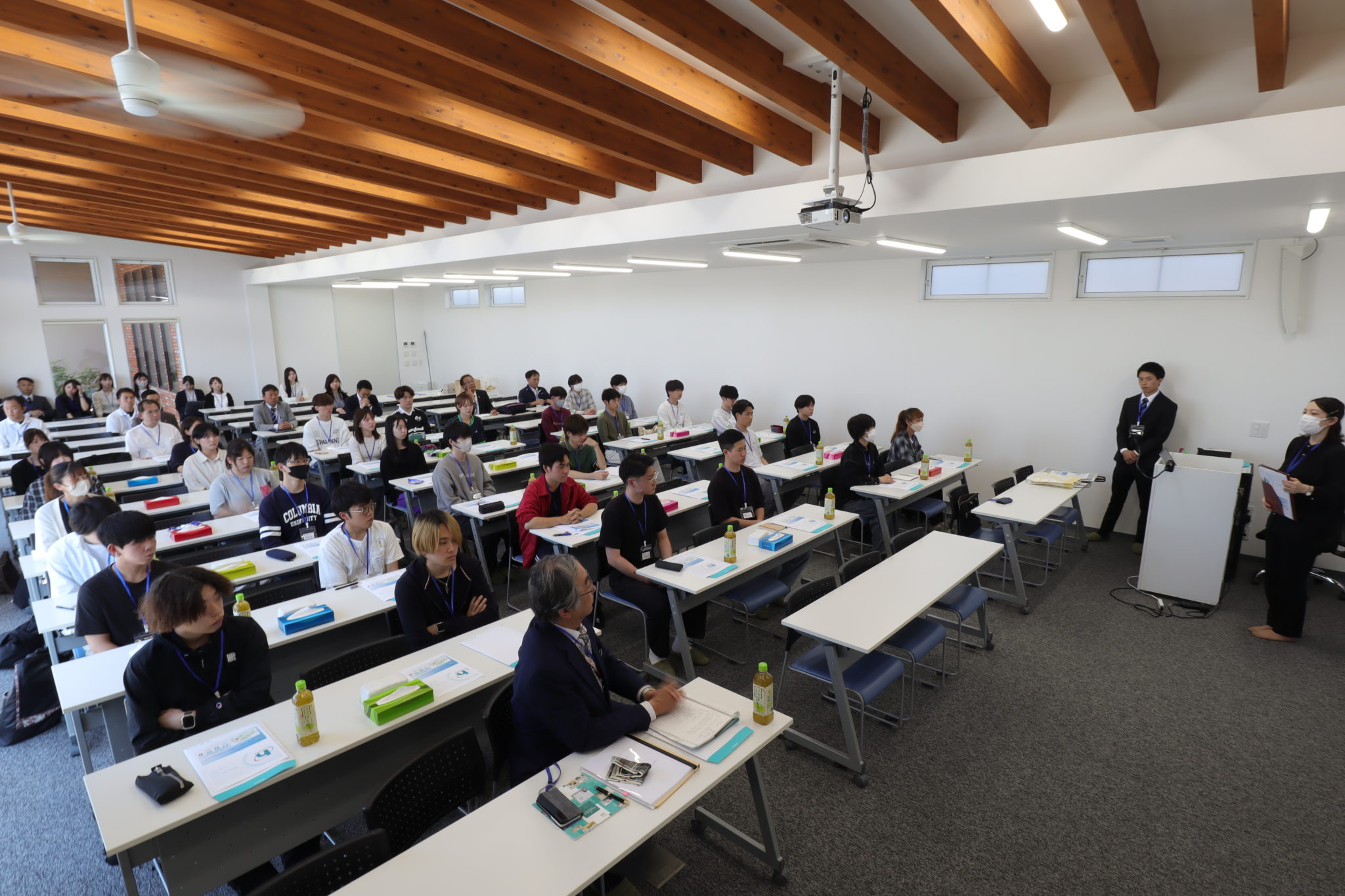 5月22日（木）、文理大学建築デザイン学科の学生がモデルハウスの見学に来られました