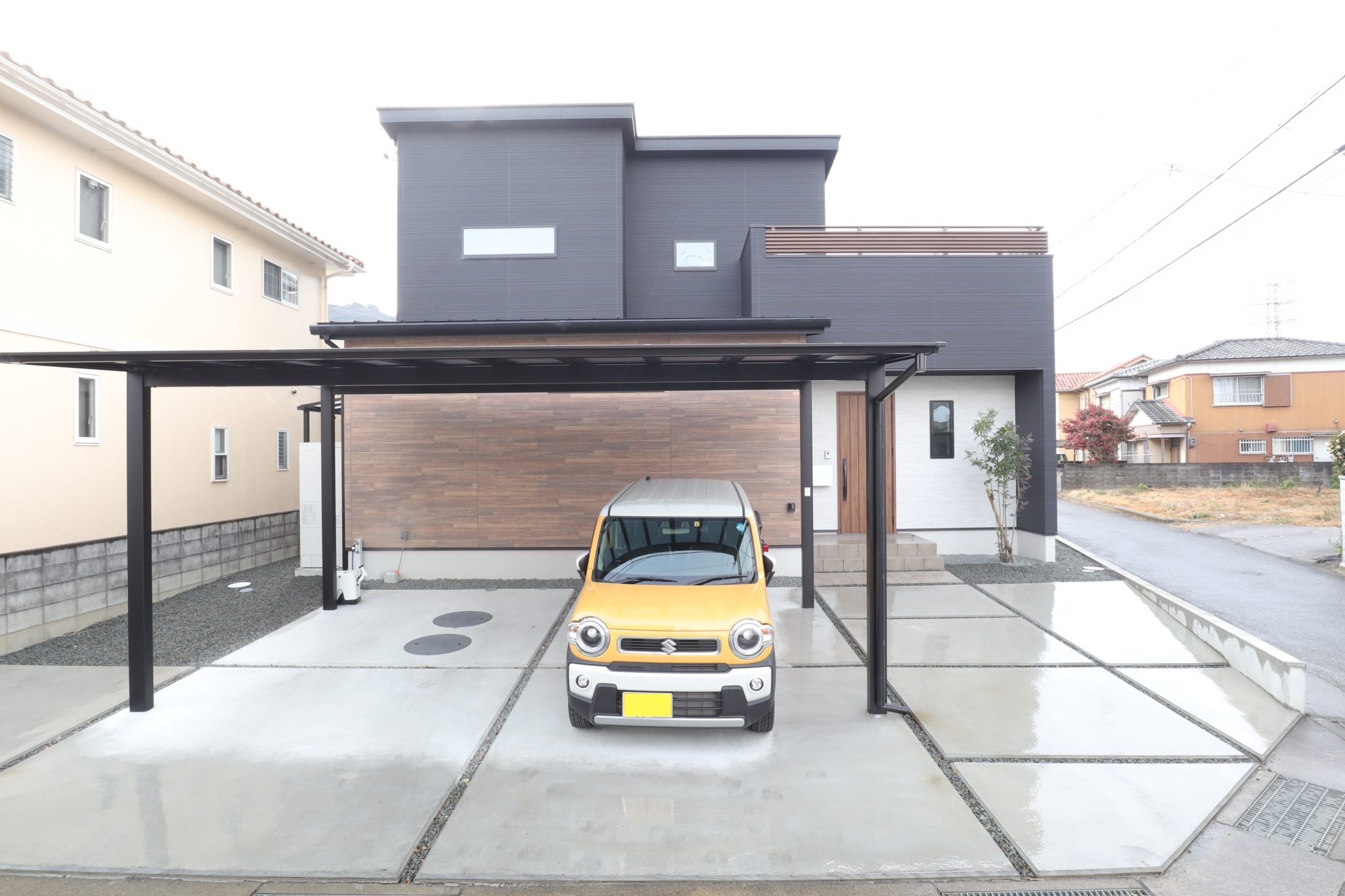 木の温もりとモダンが調和する家