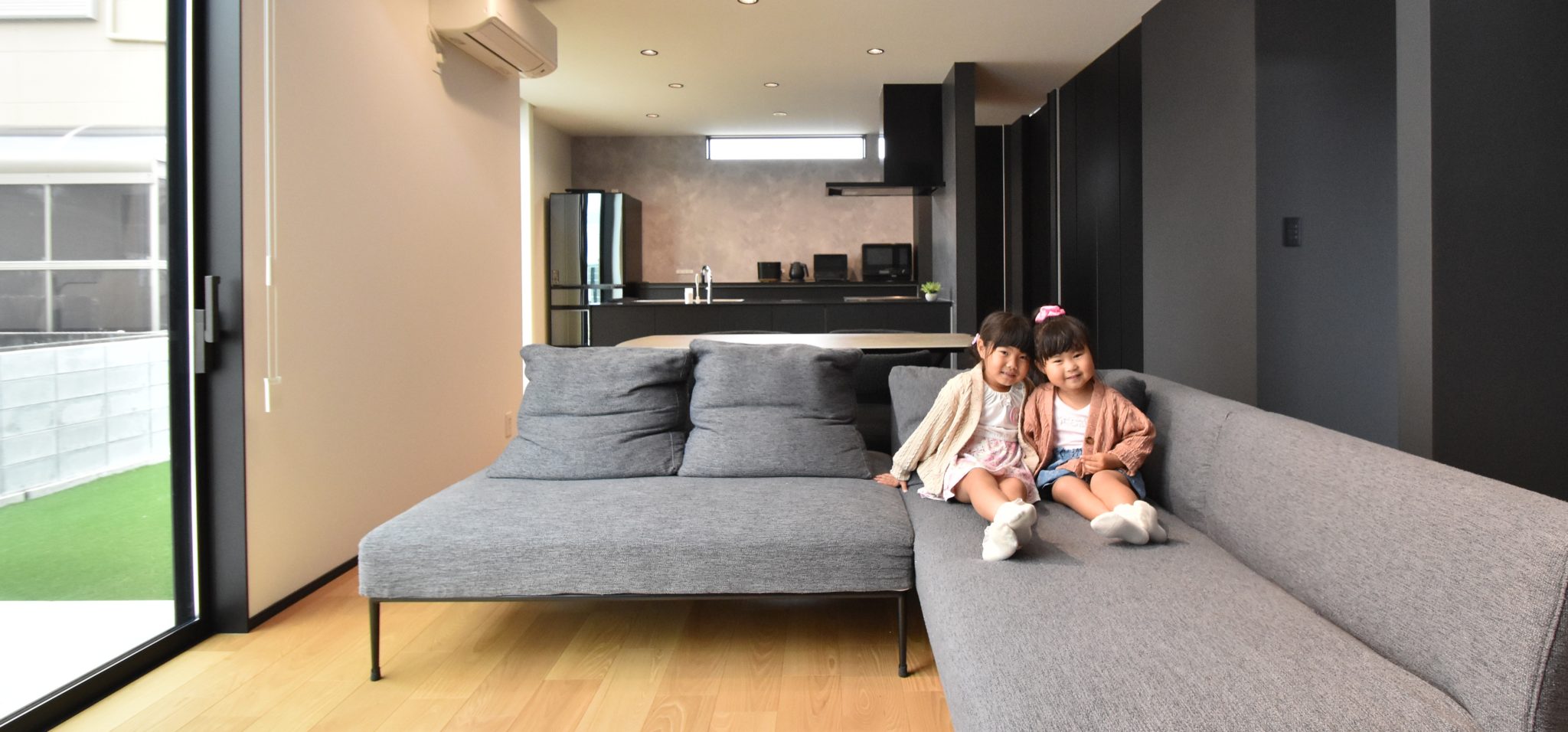 モノトーンコーディネートのカッコイイ住まい