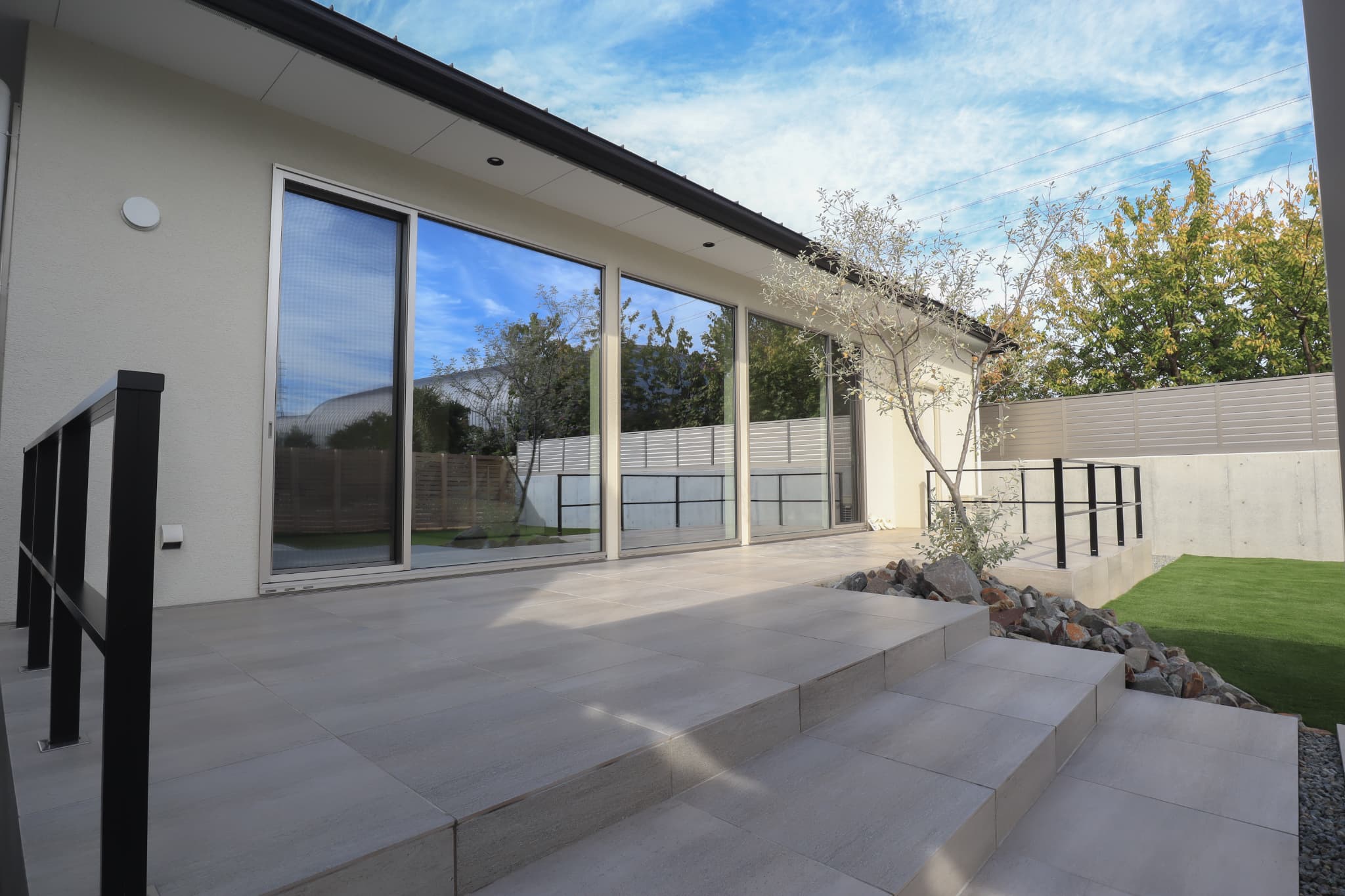 光と緑に包まれる、やすらぎのお庭