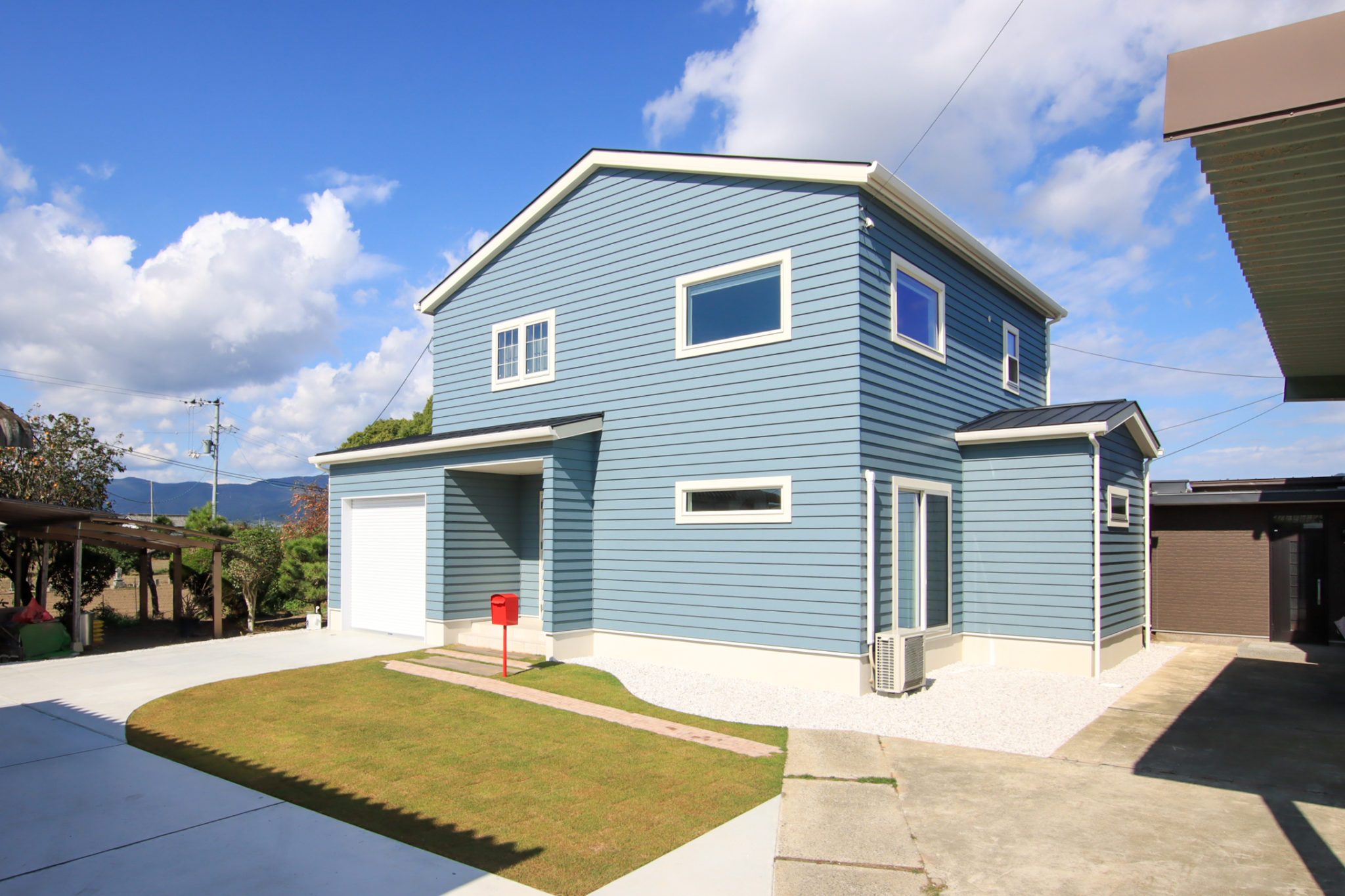 青と緑が映える、暮らしを彩るお庭