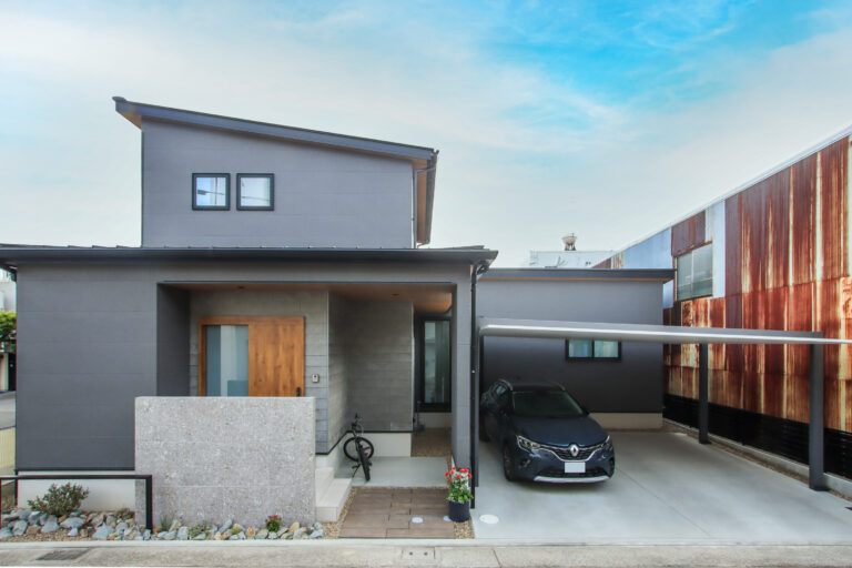 建築と庭の調和がつくる、上質な家